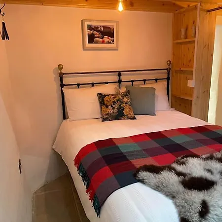 Gap Of Dunloe Shepherd's Holiday home *